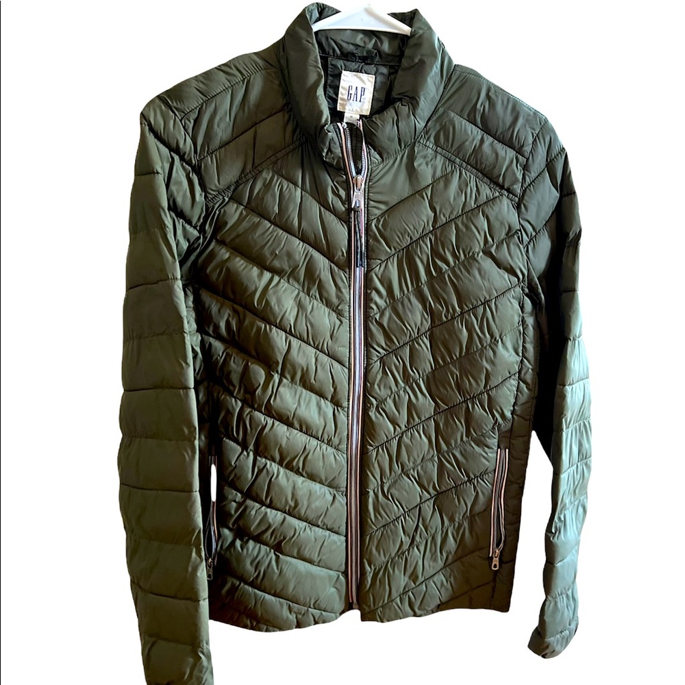 Gap Women’s Lightweight Puffer Coat in olive green